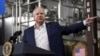 FILE - Gubernur Tim Walz, berpidato di hadapan Presiden Joe Biden di Earth Rider Brewery, Superior, Wisconsin, 25 Januari 2024. Laporan media AS mengatakan, pada 6 Agustus 2024, Wakil Presiden Kamala Harris telah memilihnya sebagai calon wakil presidennya.