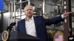 FILE - Gubernur Tim Walz, berpidato di hadapan Presiden Joe Biden di Earth Rider Brewery, Superior, Wisconsin, 25 Januari 2024. Laporan media AS mengatakan, pada 6 Agustus 2024, Wakil Presiden Kamala Harris telah memilihnya sebagai calon wakil presidennya.