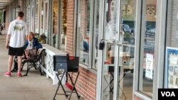 Belle View Shopping Center in Alexandria, Va., with mostly privately owned small businesses. Many stores are closing or have limited their hours because of the coronavirus. (Deborah Block/VOA)