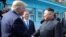 Tổng thống Mỹ Donald Trump bắt tay lãnh tụ Triều Tiên Kim Jong Un tại khu phi quân sự ở Panmunjom, Hàn Quốc, 30/6/2019 (ảnh tư liệu).