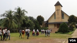 FILE - Dua puluhan siswa-siswi SMA berbagai agama mengunjungi GKP Kampung Sawah, 30 April 2019, dalam rangka wisata toleransi di Kampung Sawah. (Foto: Rio Tuasikal/VOA)