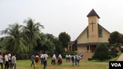 Dua puluhan siswa-siswi SMA berbagai agama mengunjungi GKP Kampung Sawah, pada 30 April 2019, dalam rangka wisata toleransi di Kampung Sawah. (Foto: Rio Tuasikal/VOA)