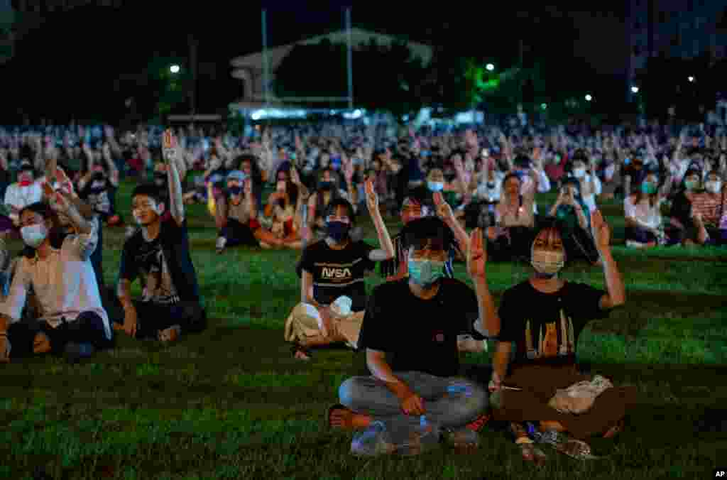 دموکراسی‌خواهان تایلندی در اعتراض به سیاست‌های دولت تجمع کرده‌اند. آنها خواستار برگزاری انتخابات جدید هستند. 