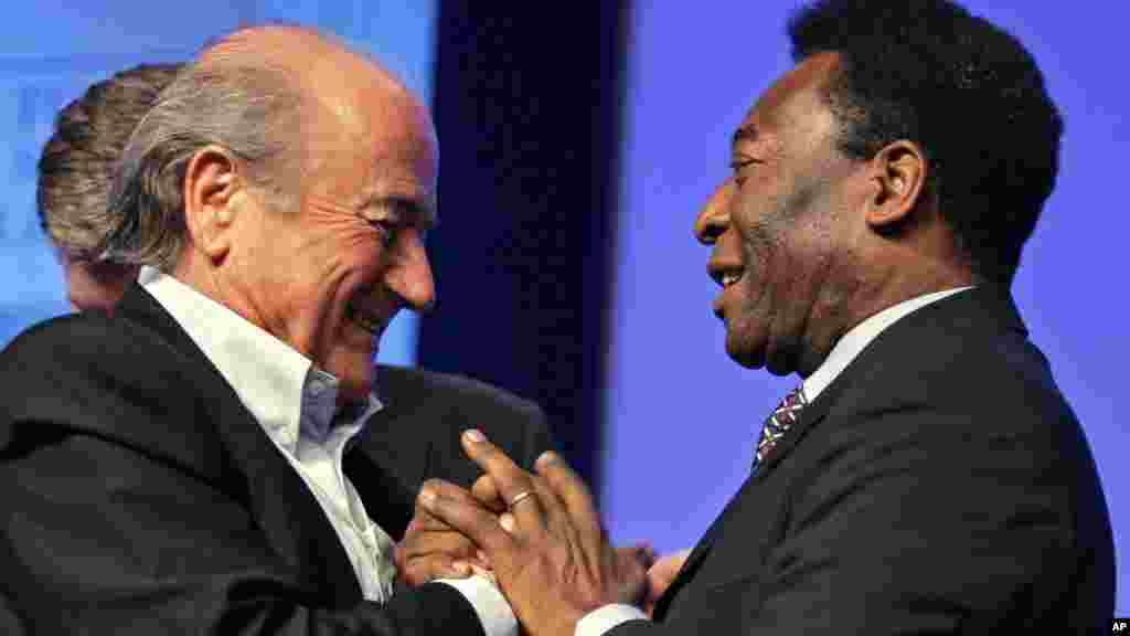 Mashahurin dan kwallon Brazil Pele tare da Sepp Blatter, Shugaban Fifa.&nbsp;