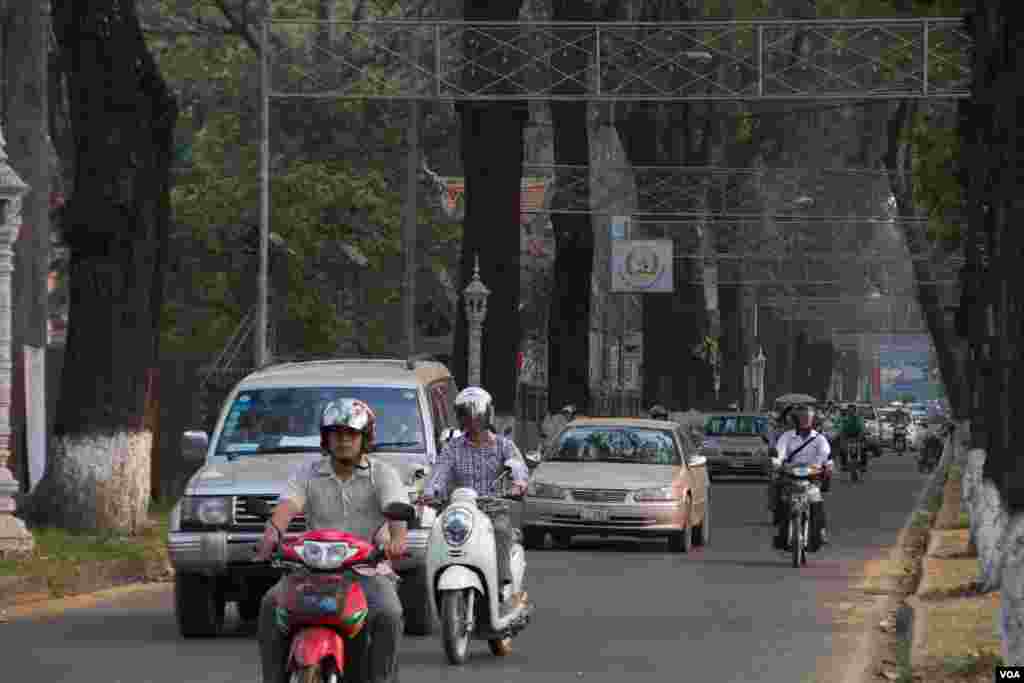 សៀមរាប​​មាន​សភាព​ធម្មតា​​នៅ​ព្រឹក​ថ្ងៃ​សុក្រ ទី​២០ ខែ​មីនា ឆ្នាំ​២០១៥​នេះ ថ្វី​បើ​នៅ​ត្រឹម​ប្រមាណ​១២​ម៉ោង​ប៉ុណ្ណោះ​មុន​ការ​អញ្ជើញ​មក​ដល់​នៃ​លោកស្រី Michelle Obama ដែល​លោក​ស្រី​នឹង​ក្លាយ​ជា​ភរិយា​នៃ​ប្រធានាធិបតី​សហរដ្ឋ​អាមេរិក​កំពុង​កាន់​តំណែង​ដំបូង​ដែល​មក​ទស្សនកិច្ច​ប្រទេស​កម្ពុជា។ (នៅ ពៅលក្ខិណា/VOA)