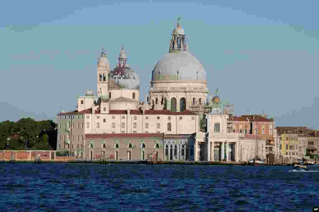 نمایی از کلیسای &#171;سانتا ماریا دلا سالوت&#187; در ونیز، ایتالیا. امروز ونیز محل دیدار وزرای دارایی و روسای بانکهای مرکزی کشورهای گروه ۲۰ بود.