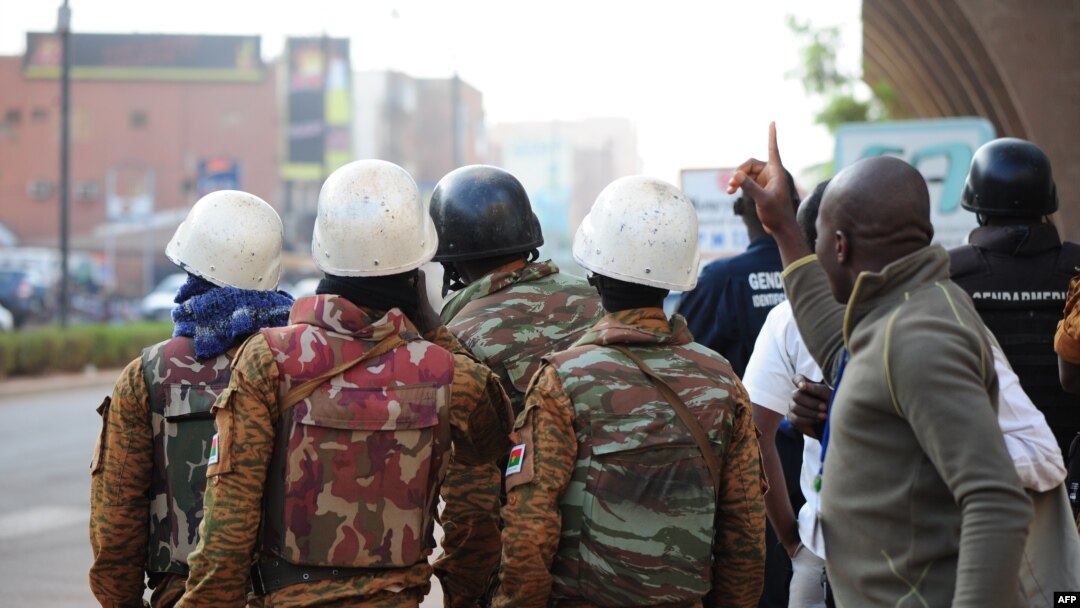 Tentara Burkina Faso mengepung sekitar hotel Splendid menyusul serangan penembak terkait Al-Qaeda di Ouagadougou, Burkina Faso (16/1). 
