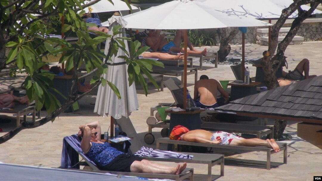 Para turis sedang bersantai di salah satu hotel di Bali. (VOA/Muliarta)