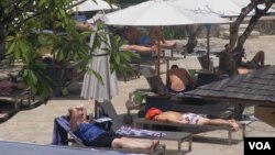 Para turis sedang bersantai di salah satu hotel di Bali. (VOA/Muliarta)