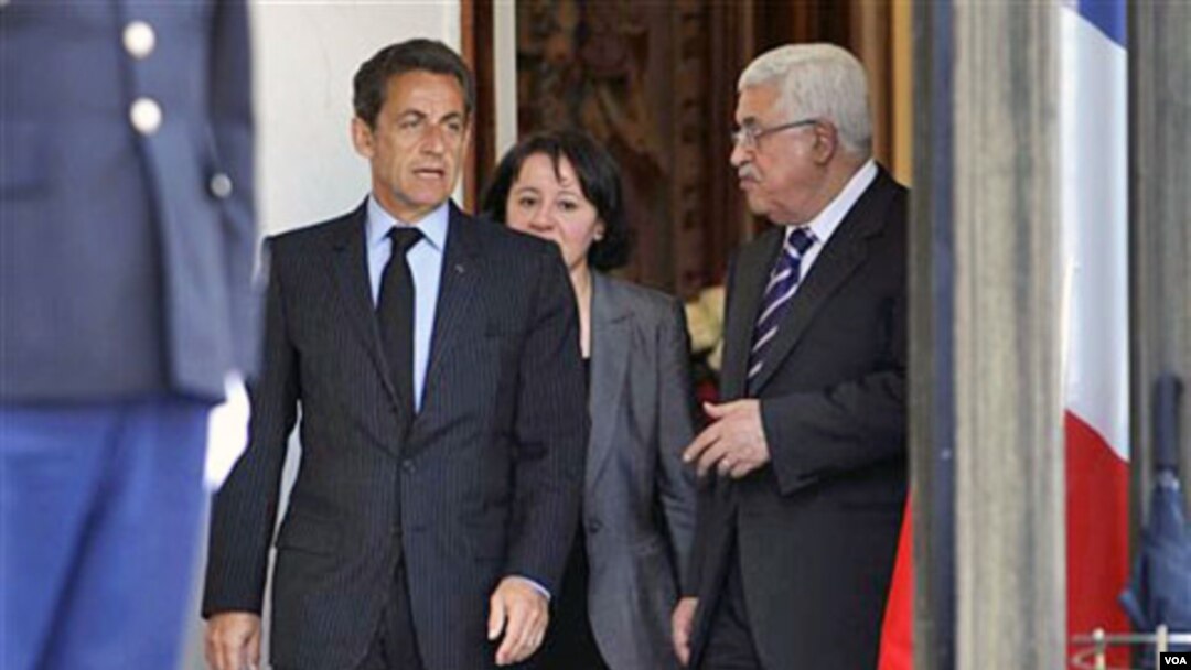 Presiden Perancis Nicolas Sarkozy (kiri) dan Presiden Palestina Mahmoud Abbas bertemu di istana Elysee, Paris (21/4).