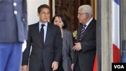 Presiden Perancis Nicolas Sarkozy (kiri) dan Presiden Palestina Mahmoud Abbas bertemu di istana Elysee, Paris (21/4).