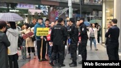 中國成都秋雨聖約教會教友戶外宣教遭警察干預 （秋雨聖約教會臉書圖片）