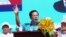 លោក​នាយករដ្ឋមន្ត្រី​ ហ៊ុន សែន ប្រធាន​គណបក្ស​ប្រជាជន​កម្ពុជា​ នៅក្នុង​ការដង្ហែក្បួន​ឃោសនា​ថ្ងៃ​​ចុងក្រោយ​​ ក្នុង​រាជធានី​ភ្នំពេញ​ ថ្ងៃទី២ ​ខែ​មិថុនា​ ឆ្នាំ​២០១៧។ (ហ៊ាន សុជាតា/ VOA)
