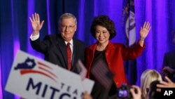 El líder de la minoría del Senado, Mitch McConnell junto a su esposa, la ex secretaria de Trabajo, Elaine Chao celebran la victoria.