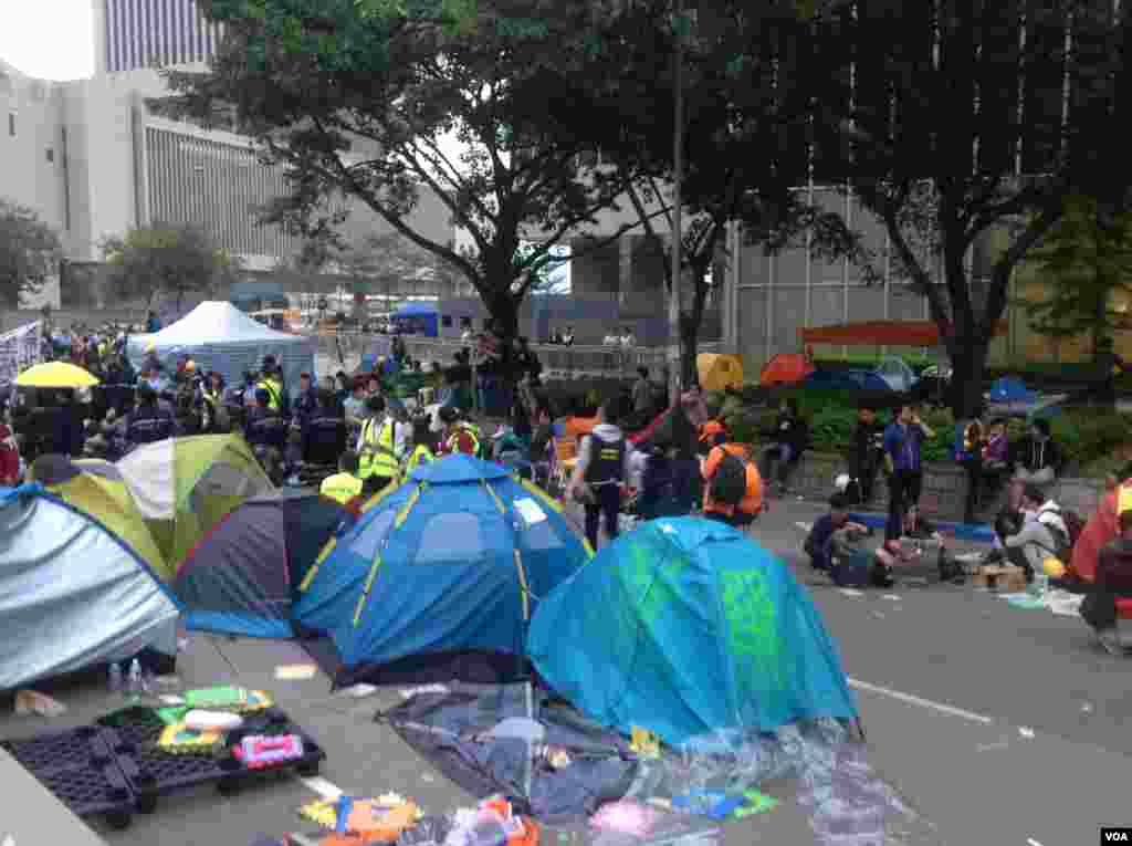 香港警方12月11日全面清场金钟占领区（美国之音海彦拍摄）