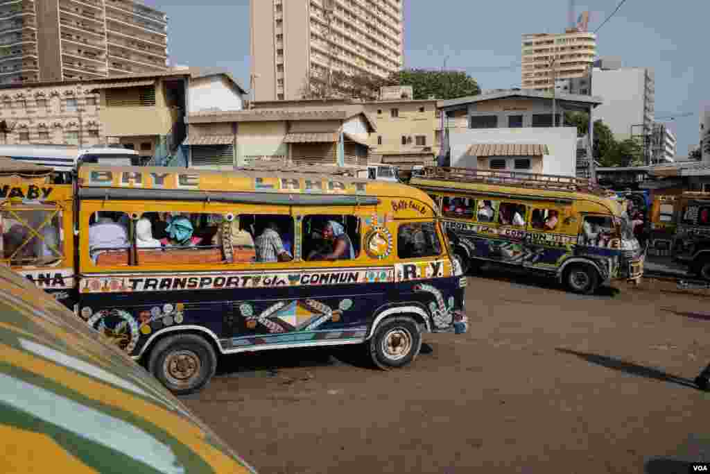 The car rapide has become a symbol for Senegal's capital, but the government plans to park them for good by late 2018 to modernize transportation and ease pollution. (R. Shryock/VOA)