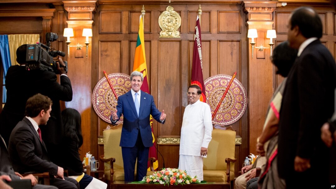 Menlu AS John Kerry (tengah, kiri) bersama Presiden Sri Lanka Maithripala Sirisena di Kolombo, Sri Lanka, 2 Mei 2015.