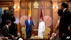 Menlu AS John Kerry (tengah, kiri) bersama Presiden Sri Lanka Maithripala Sirisena di Kolombo, Sri Lanka, 2 Mei 2015.