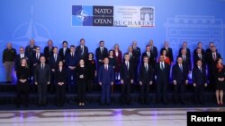 Generalni sekretar NATO-a Jens Stoltenberg sa ministrima spoljnih poslova zemalja članica na sastanku u Bukureštu. (Foto: REUTERS/Stoyan Nenov)