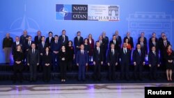 Generalni sekretar NATO-a Jens Stoltenberg sa ministrima spoljnih poslova zemalja članica na sastanku u Bukureštu (Foto: REUTERS/Stoyan Nenov)