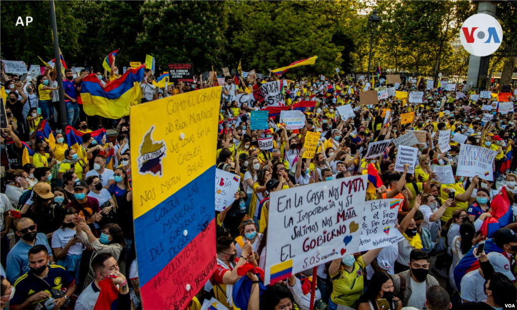 Las personas se re&#250;nen durante una protesta contra la violencia que est&#225; sucediendo en Colombia. Madrid, Espa&#241;a, 6 de mayo de 2021. 