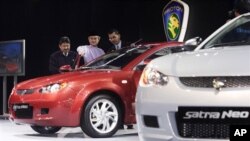 Mantan Perdana Menteri Malaysia Abdullah Ahmad Badawi (tengah) mengamati mobil "Satria Neo" keluaran Proton di pinggiran kota Kuala Lumpur. (Foto: Dok)