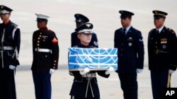 在南韓烏山空軍基地舉行的軍人遺骸移交儀式。(2018年7月27日)