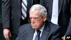 Hastert, ahora de 74 años, se declaró culpable el año pasado de violar las leyes bancarias por haber hecho retiros de altas cantidades de dinero con el fin de pagar a una persona $3,5 millones de dólares para ocultar el abuso sexual.