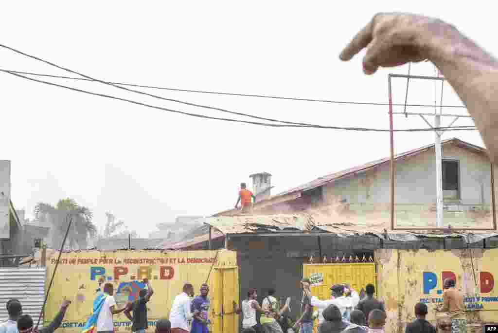 Batamboli bazali komeka kozonga esika ba policiers babenganaki bango na Kinshasa, 9 juillet 2020