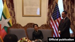 နိုင်ငံတော်အတိုင်ပင်ခံ-နိုင်ငံခြားရေးဝန်ကြီး ဒေါ်အောင်ဆန်းစုကြည်နဲ့ အမေရိကန်နိုင်ငံဆိုင်ရာ မြန်မာသံအမတ်ကြီးဦးအောင်လင်း -အမေရိကန်ပြည်ထောင်စု ဝါရှင်တန်ဒီစီ မြန်မာသံရုံး။ ( စက်တင်ဘာ-၂၀၁၆)