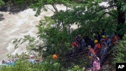 En esta imagen, distribuida por las Fuerzas Armadas de la Policía de Nepal, efectivos del cuerpo durante una operación de rescate luego de que un bus con peregrinos indios se precipitó a un río cerca de Abukhaireni, al oeste de la capital, Katmandú, el 23 de agosto de 2024.