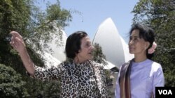 ທ່ານນາງ Aung San Suu Kyi (ຂວາ) ແລະ ຜູ້ປົກຄອງລັດ New South Wale (ຊ້າຍ) ທ່ານນາງ Marie Bashir ທີ່ນະຄອນ Sydney