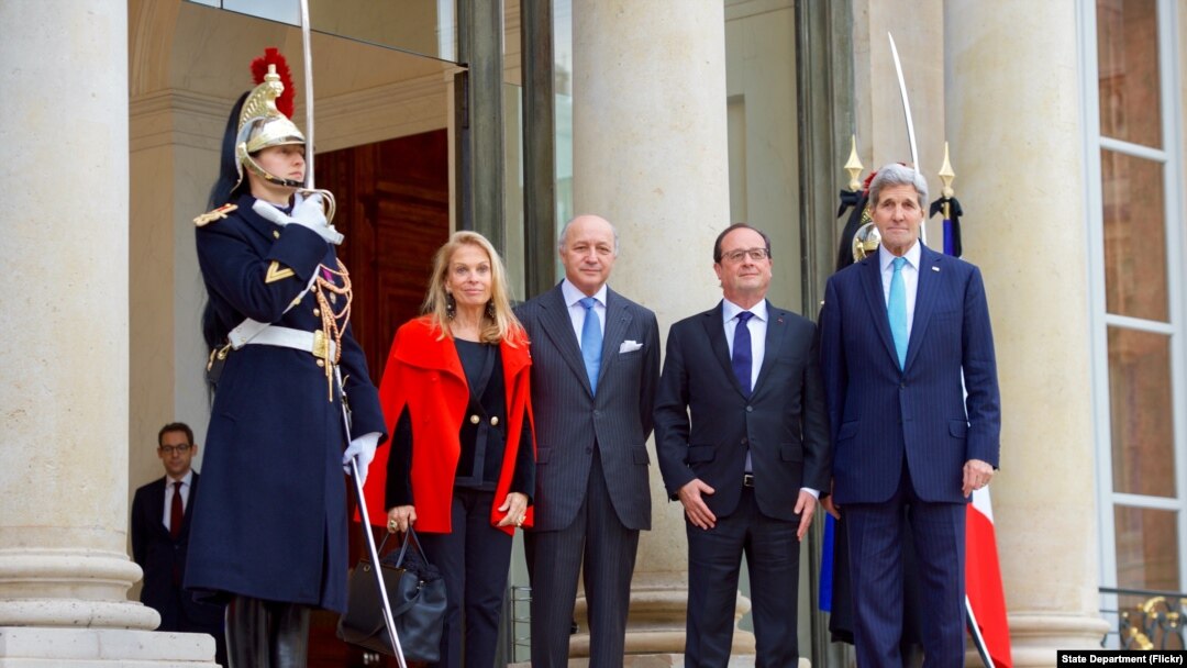Ngoại trưởng Mỹ John Kerry, Tổng thống Pháp Hollande, Ngoại trưởng Pháp Laurent Fabius, và Đại sứ Mỹ tại Pháp, bà Jane Hartley phía trước Điện Elysees, ngày 17 tháng 11, 2015.