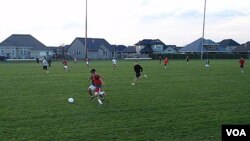 Los futbolistas de la escuela de Woodburn esperan ganar algún día la copa estatal.