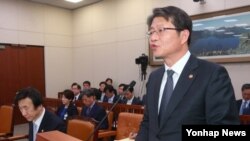 류길재 한국 통일부 장관이 24일 국회에서 열린 외교통일위 전체회의에서 발언하고 있다.