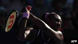 Serena Williams mengembalikan bola ke arah Jessica Pegula dalam final tunggal putri turnamen tenis Auckland Classic di Selandia Baru, 12 Januari 2020. (Foto: AFP)