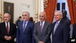 Dari kiri: Senator AS Jim Risch, pemimpin upaya rekonsiliasi Afghanistan Abdullah Abdullah, Presiden Afghanistan Ashraf Ghani, dan Senator Bob Menendez bertemu di Gedung Capitol, Washington DC (24/6). 