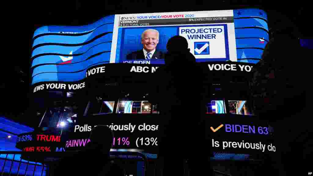 미국 선거가 열린 3일 뉴욕주 맨해튼의 타임스 스퀘어 전광판에 개표 현황이 나오고 있다.