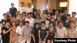 冯正虎（前排左四）积极参与上海市民的维权活动 (冯正虎博客图片)