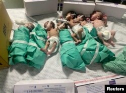 FILE: Bayi baru lahir dibaringkan di tempat tidur setelah dikeluarkan dari inkubator di rumah sakit Al Shifa Gaza setelah listrik padam di Kota Gaza, 12 November 2023 dalam gambar diam yang diperoleh oleh REUTERS.