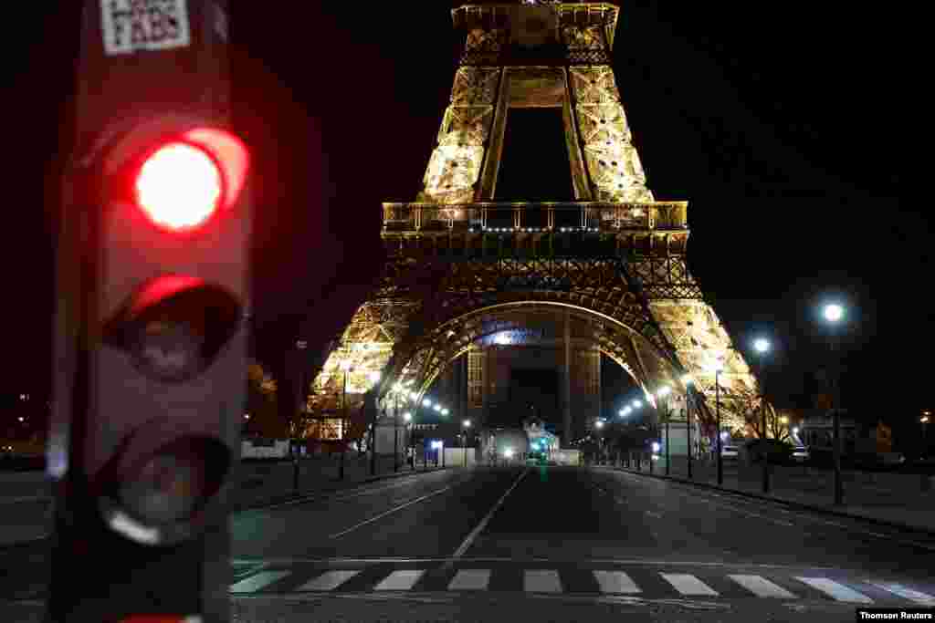 프랑스 파리의 에펠탑으로 향하는 레나 다리 도로가 한산하다. 프랑스는 신종 코로나바이러스 확산 방지를 위해 저녁 6시부터 아침 6시까지 전국적 통행금지령을 내렸다. 