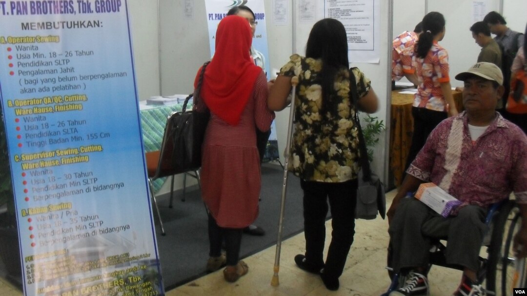 Kaum difabel mencari pekerjaan di Bursa Kerja Solo. (VOA/Yudha Satriawan)