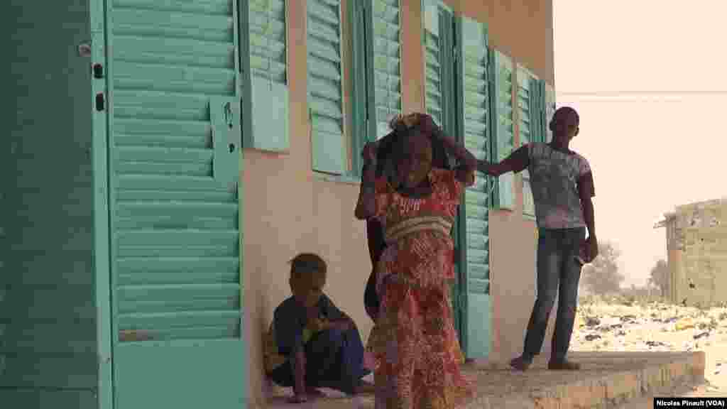 Children stand in front of the school in Bosso in the Diffa region of Niger, April 19, 2017. (Photo: Nicolas Pinault / VOA)