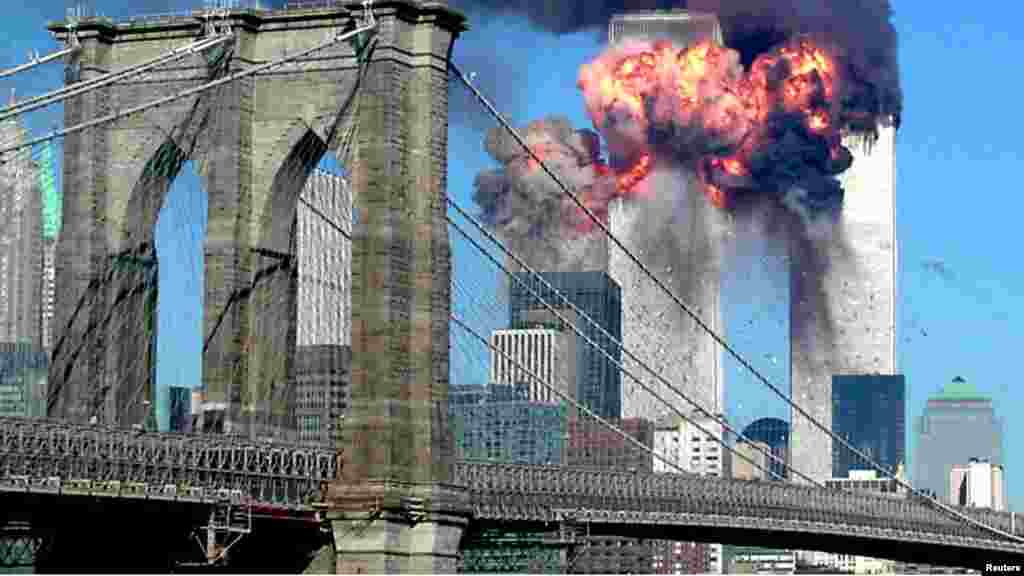 Une explosion se produit dans la seconde tour du World Trade Center touchée par un avion détourné à New York, 11 septembre 2001.&nbsp;