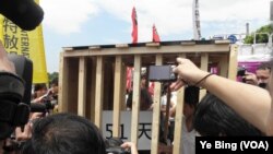 钟鼎邦母亲和女儿自囚牢笼要求中国国安无条件立即放人