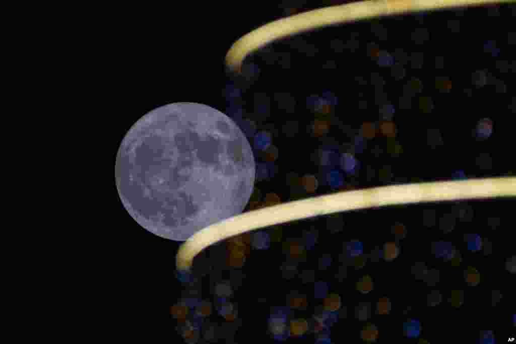 La luna llena, en el cielo de Bagdad, Irak, el 13 de julio de 2022. Esta luna llena recibe el nombre de Luna de Ciervo o superluna.