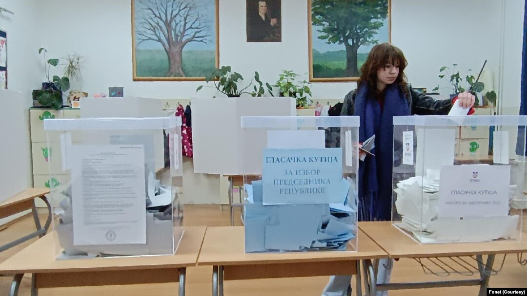 Arhiva - Glasanje na biračkom mestu u Beogradu (Fonet)