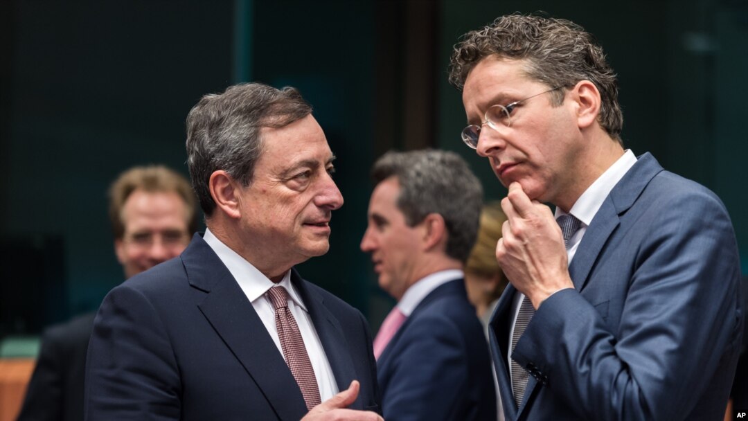 Jeroen Dijsselbloem, pejabat senior Eurozone (kanan) berbicara dengan Gubernur bank sentral Eropa, Mario Draghi di Brussels, Belgia (foto: dok).