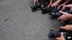 به گفته یوناما، تضعیف رسانه‌های مستقل نه تنها دسترسی شهروندان را به اطلاعات معتبر محدود می‌کند، بلکه منافع عمومی را نیز به خطر می‌اندازد. عکس- آرشیف
