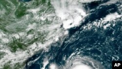 Esta imagen satelital GOES-16 East GeoColor tomada el viernes 20 de agosto de 2021 a las 11:40 a.m.EDT., Y proporcionada por NOAA, muestra la tormenta tropical Henri en el Océano Atlántico.